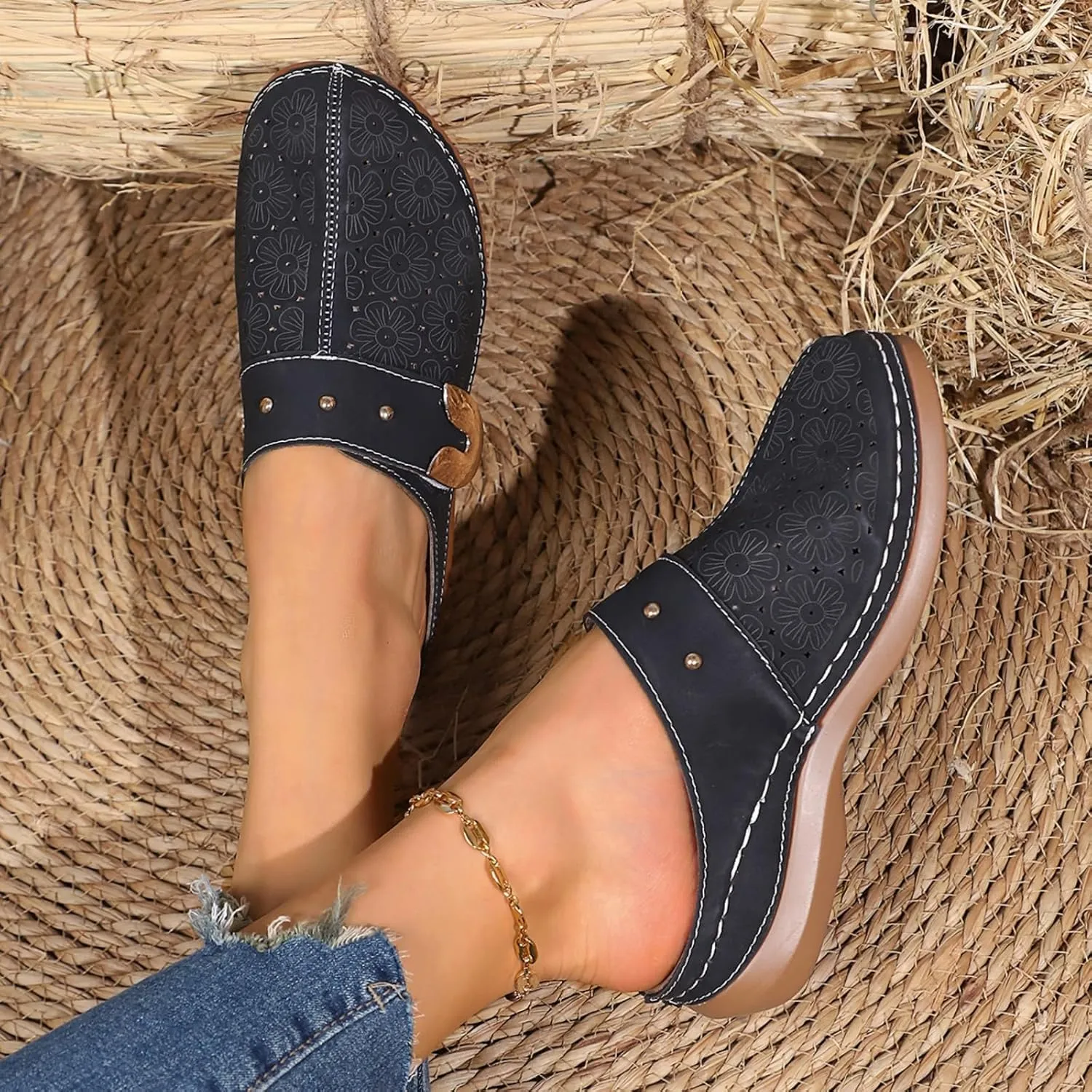 Clogs for Women Mules Shoes Closed Toe Slip-On Shoe Comfortable Arch Support Sandals Summer Breathable Walking Shoes Backless Low Wedge Slippers with Carved Floral Design